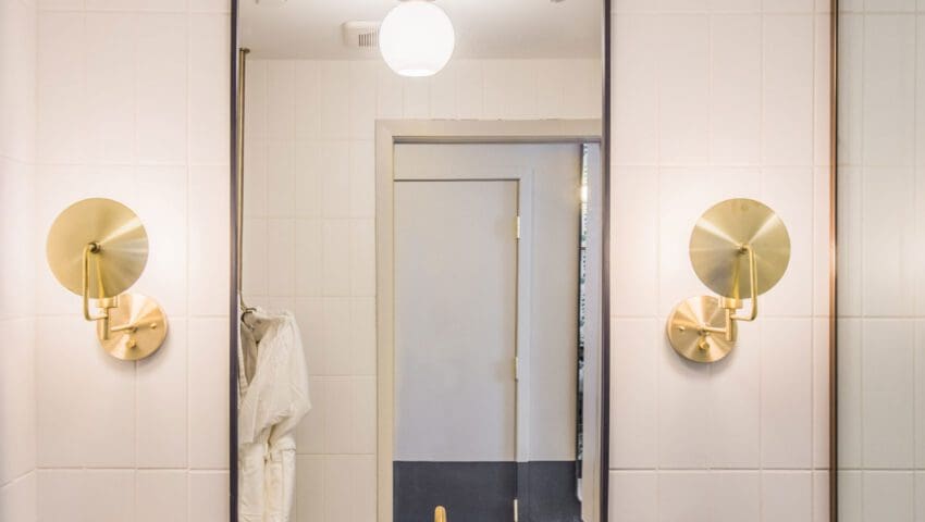 A rectangle shape mirror hanging just above the washbasin